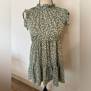 Walking on sunshine green floral  tunic blouse top ruffles SZ L